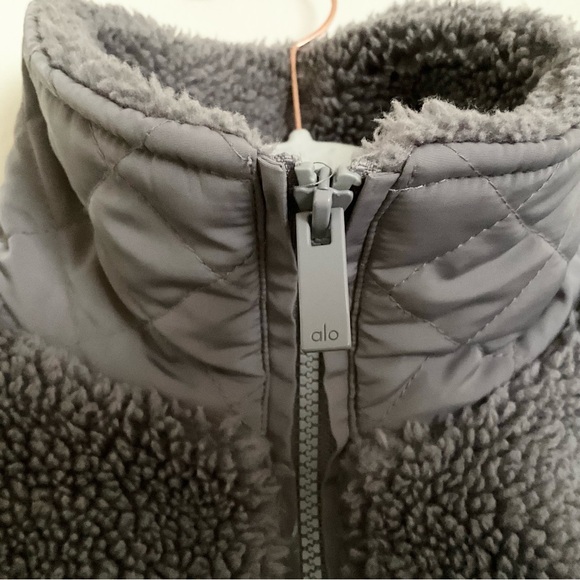Alo Yoga Sherpa Edge Bomber Fog S - Picture 8 of 16